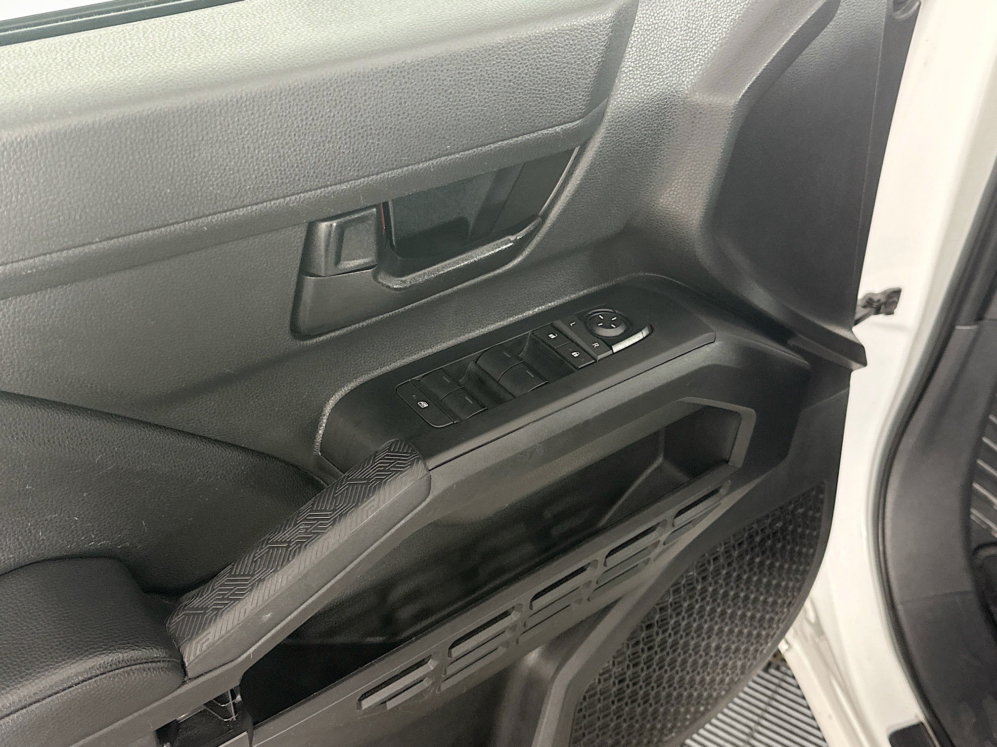 Used 2025 Toyota Tacoma SR5 AWD/4WD image 15