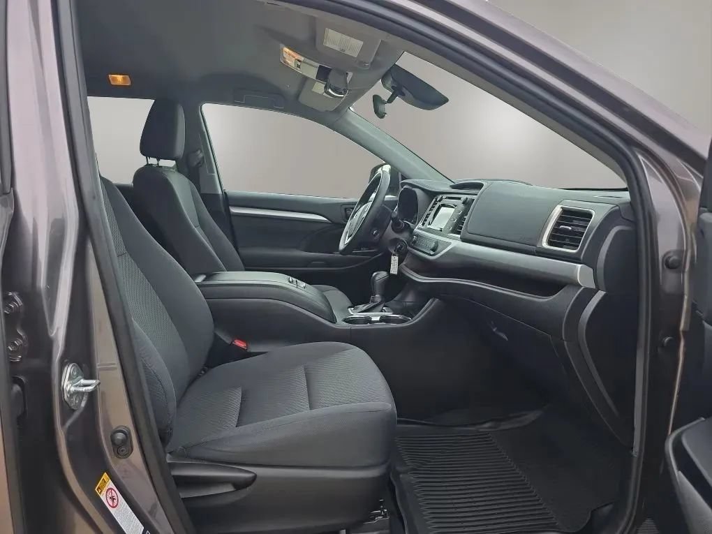 Used 2019 Toyota Highlander LE AWD/4WD image 44