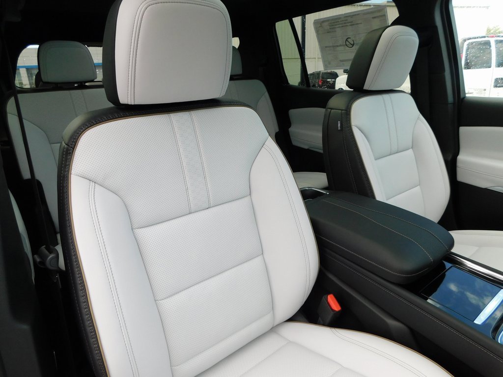 New 2026 Chevrolet Traverse High Country w/ LPO, Floor Liner Package image 21