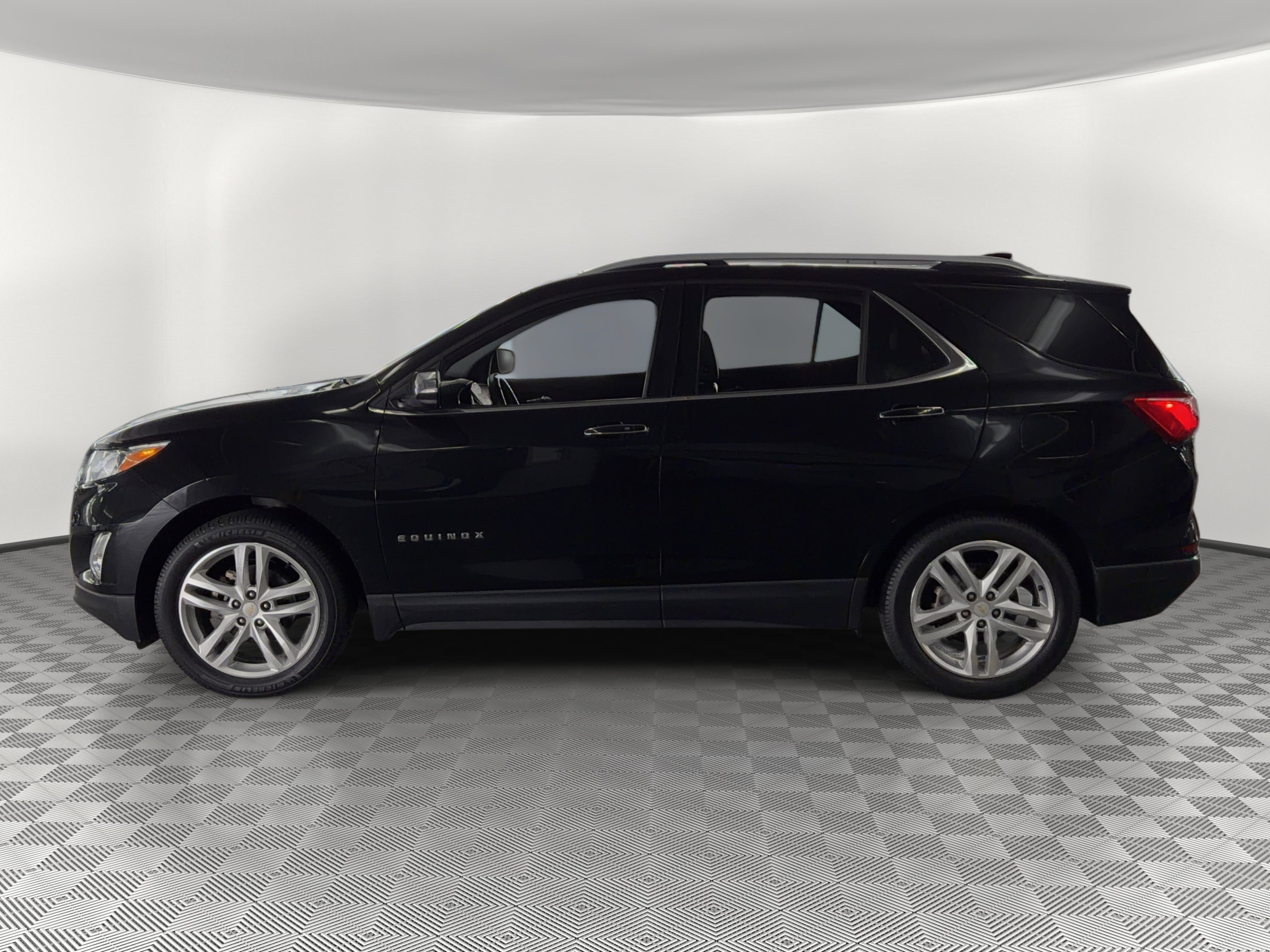 Used 2018 Chevrolet Equinox Premier FWD image 2