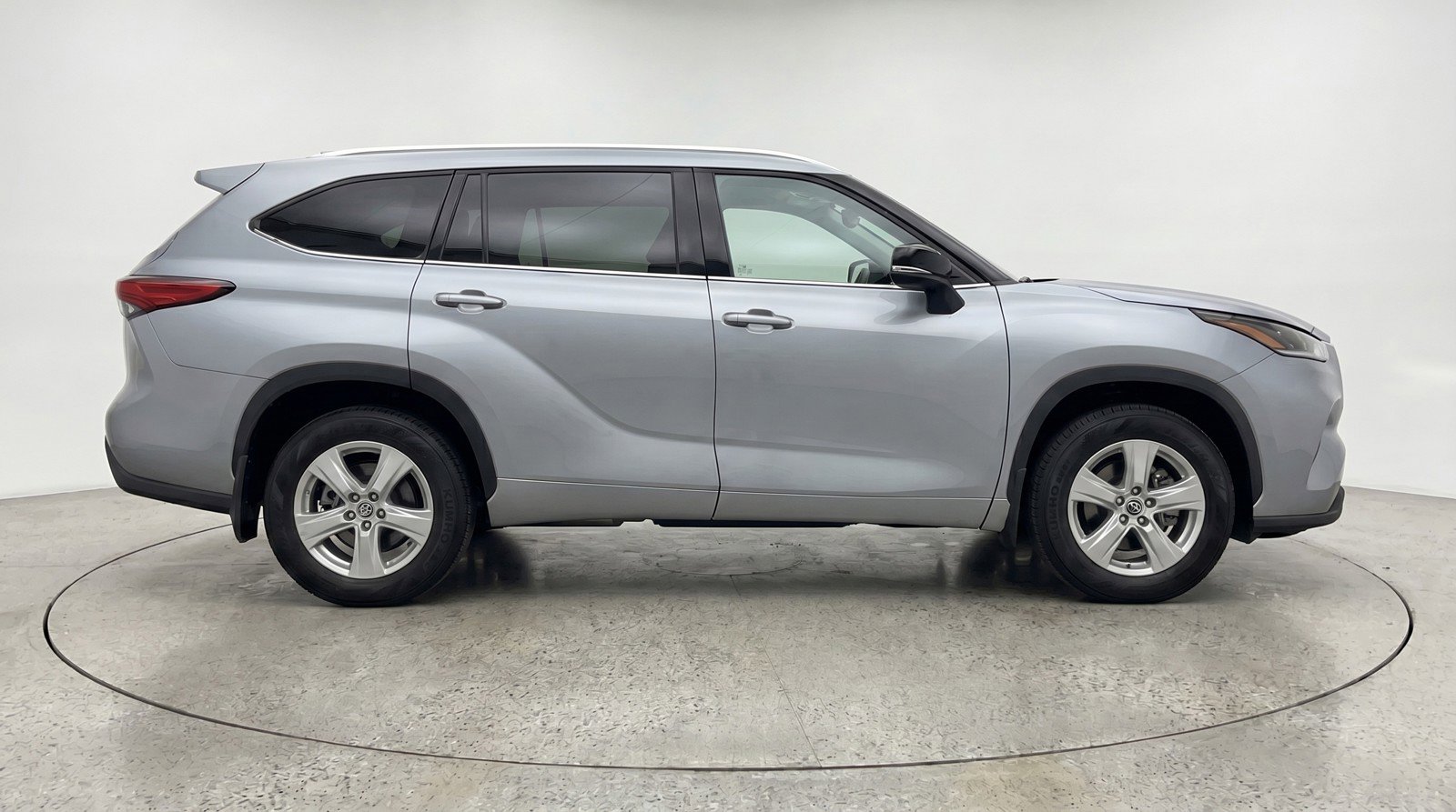 Used 2025 Toyota Highlander LE FWD image 11