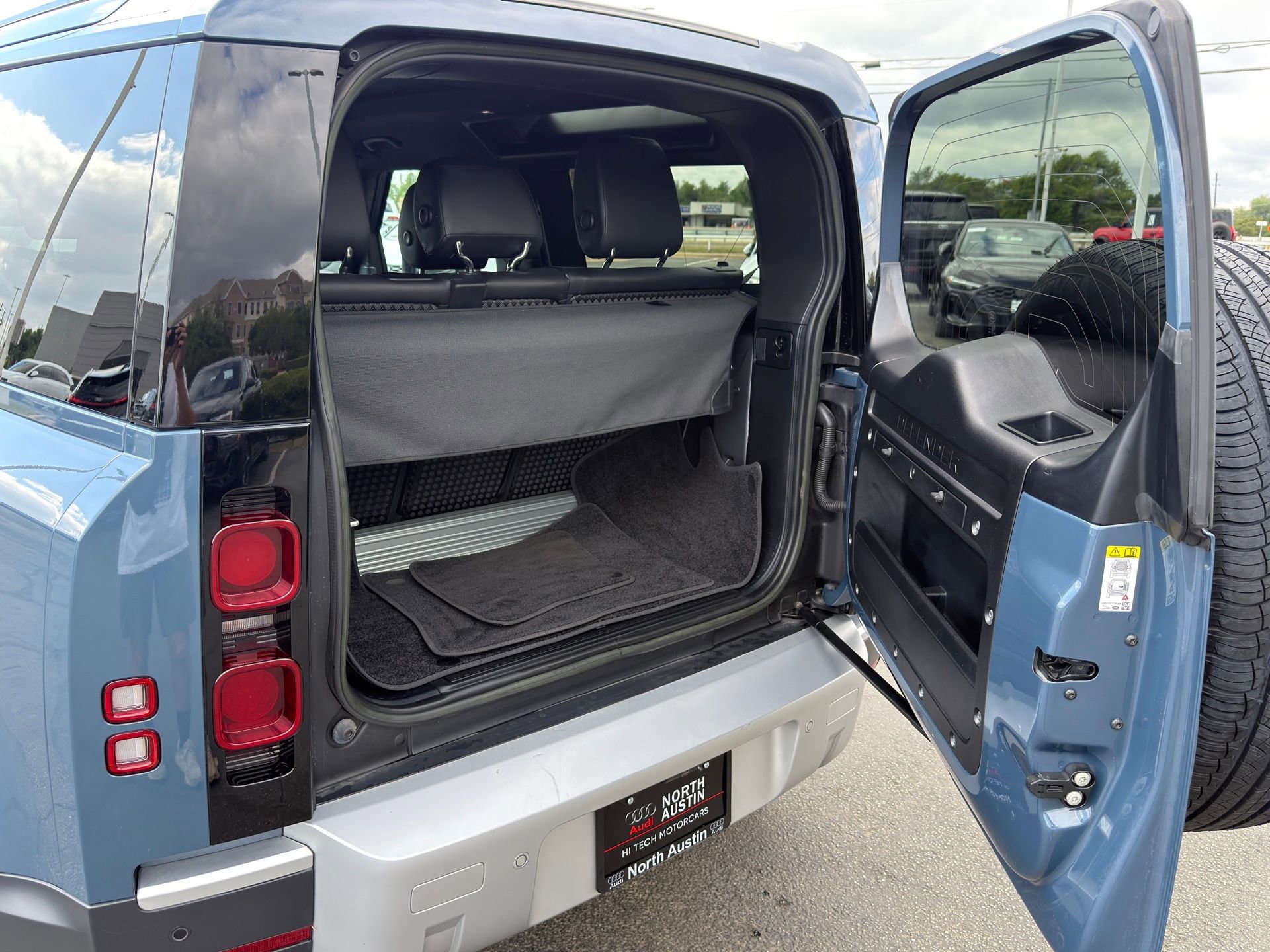 Used 2023 Land Rover Defender 90 SE image 6