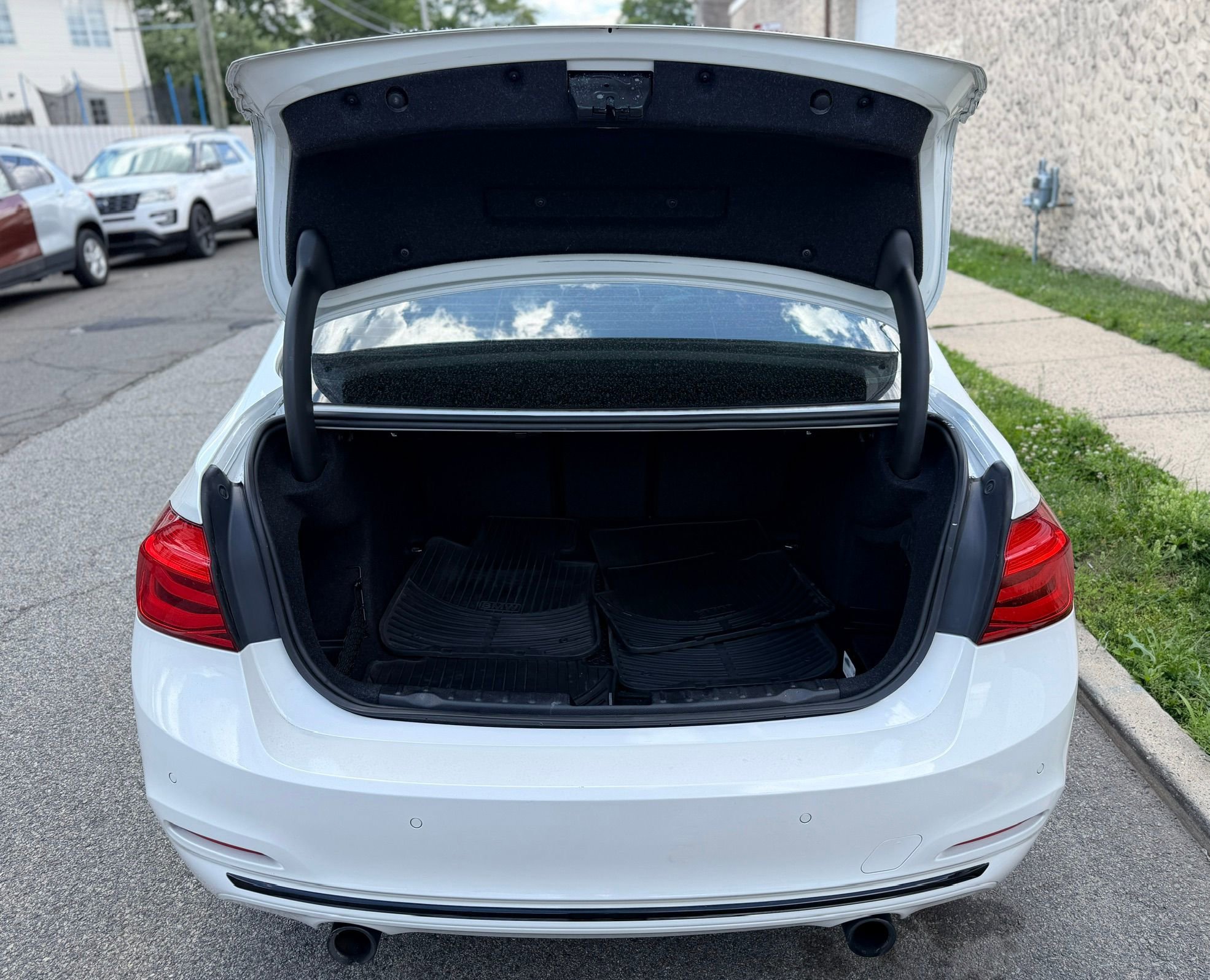 Used 2017 BMW 340i xDrive Sedan AWD/4WD image 12