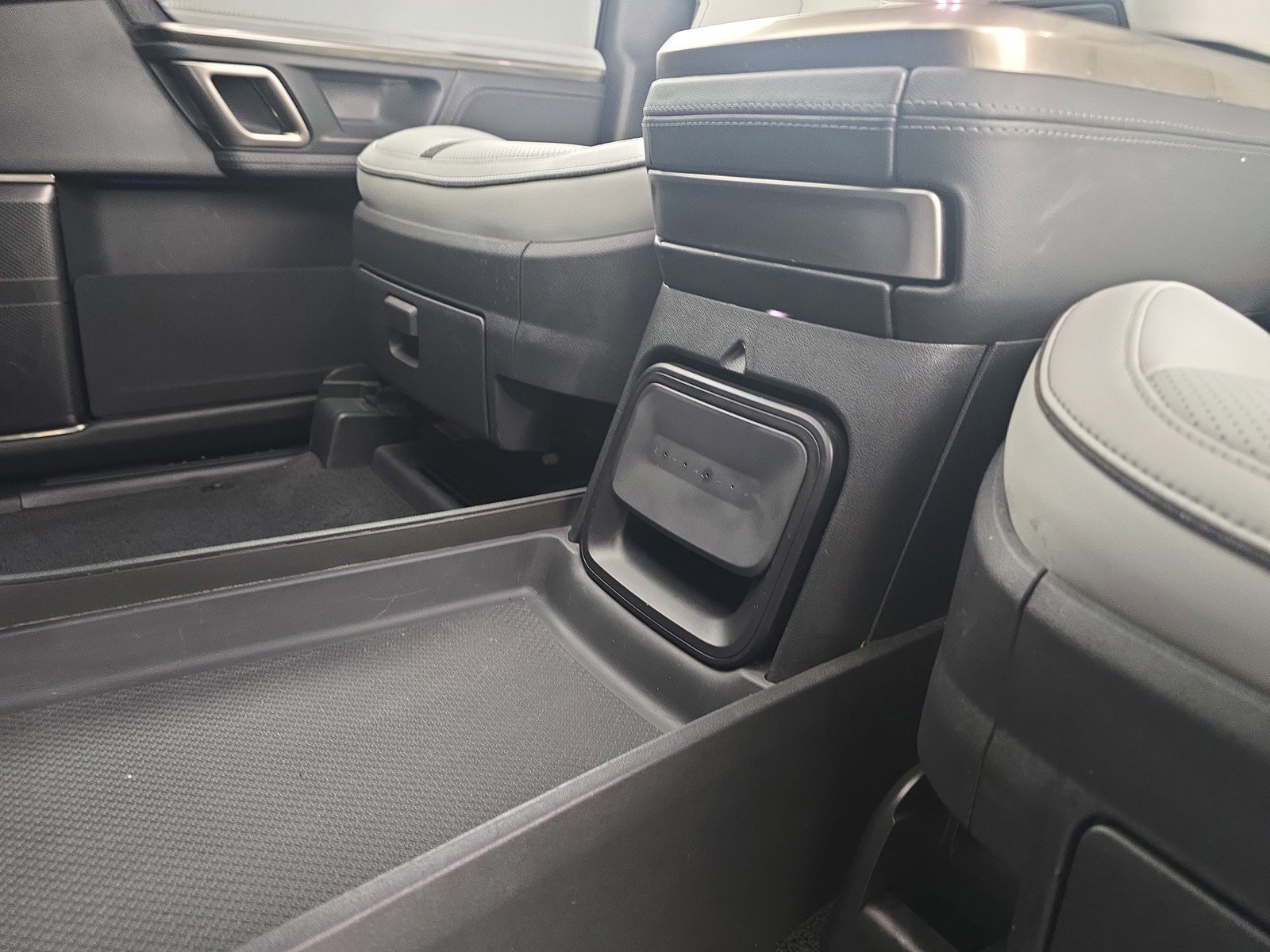 Used 2023 Rivian R1S Adventure image 29