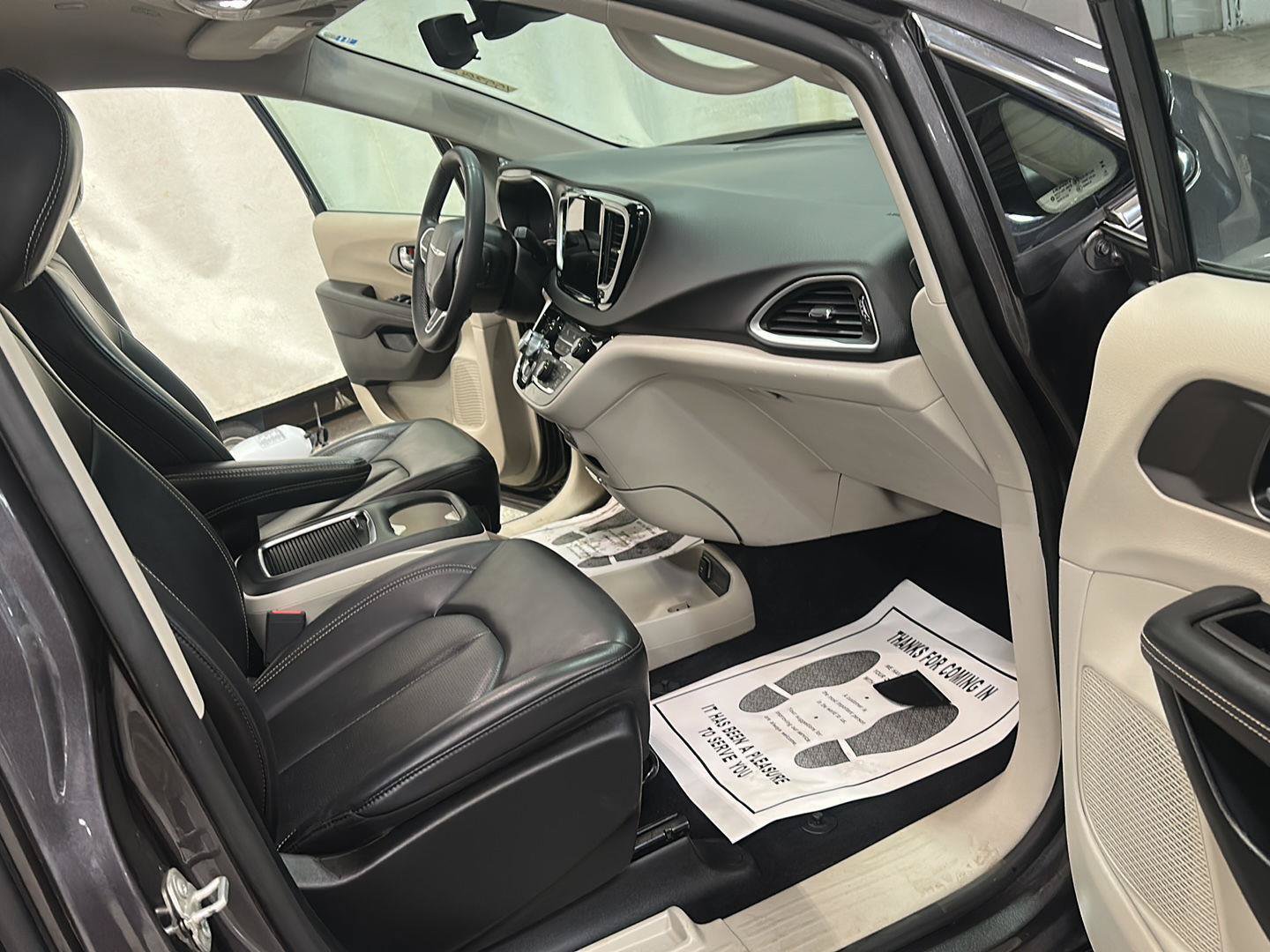 Used 2023 Chrysler Pacifica Touring-L FWD image 29