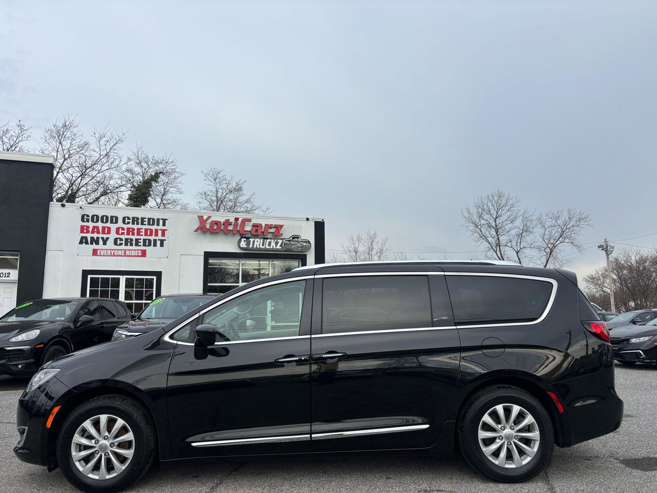 Used 2019 Chrysler Pacifica Touring-L w/ Advanced Safetytec Group FWD image 1
