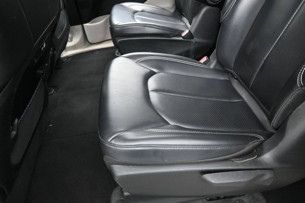Used 2023 Chrysler Pacifica Touring-L FWD image 30