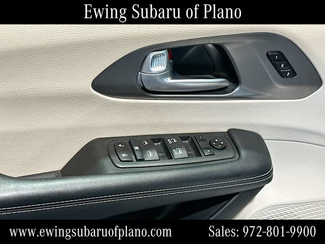Used 2024 Chrysler Pacifica Limited FWD image 18
