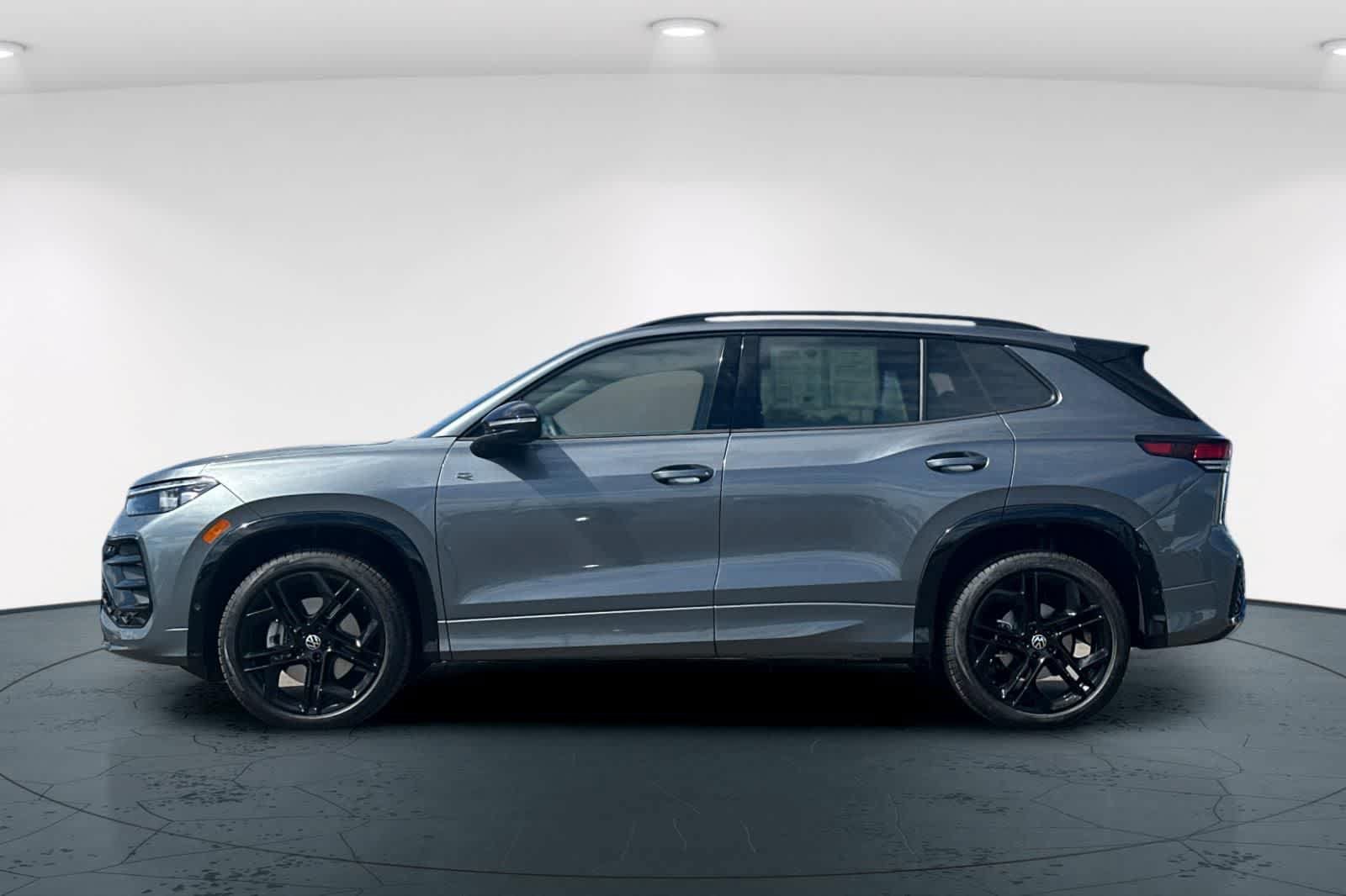 Used 2025 Volkswagen Tiguan SE R-Line AWD/4WD image 9