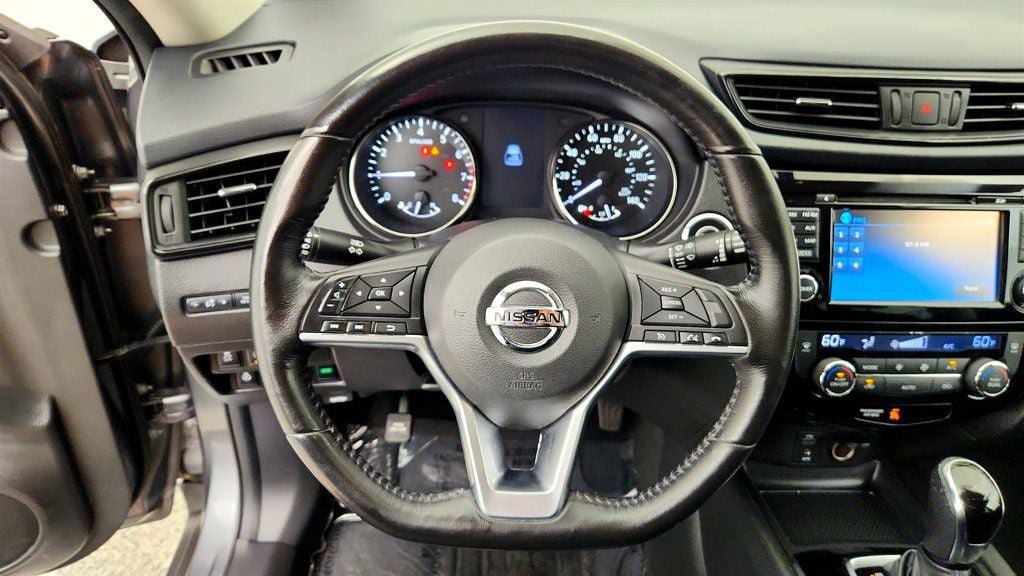 Used 2017 Nissan Rogue SV w/ SV Premium Package AWD/4WD image 12