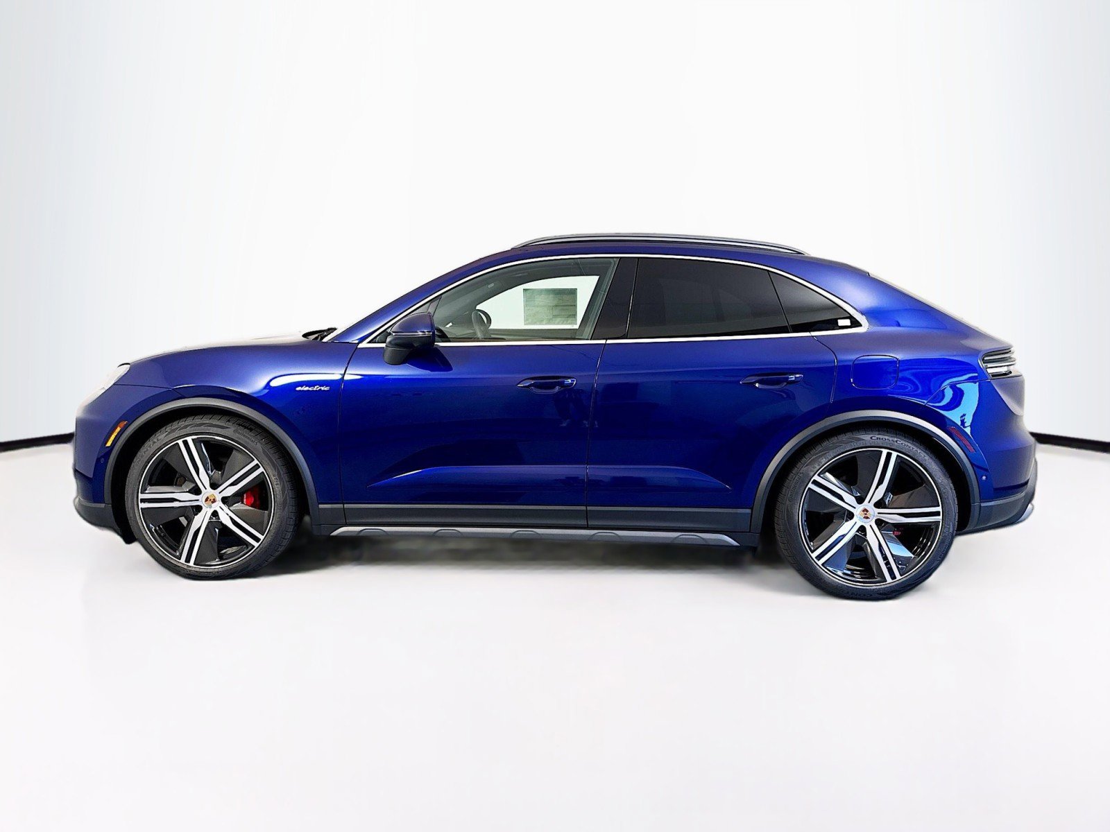 Certified 2025 Porsche Macan 4S Electric AWD/4WD image 3