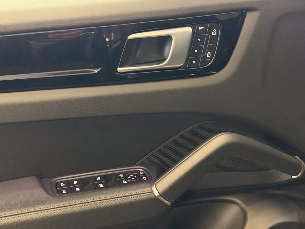 Certified 2022 Porsche Cayenne AWD/4WD image 14