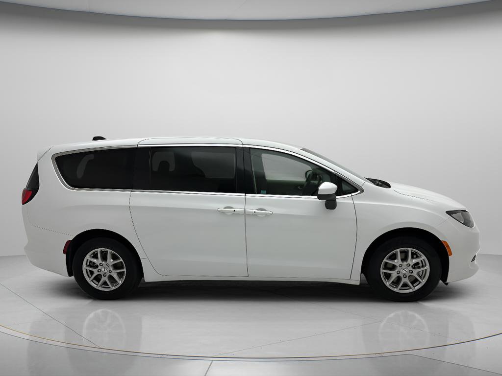 Used 2023 Chrysler Voyager LX FWD image 3