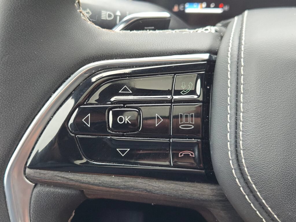 Certified 2023 Jeep Grand Cherokee Overland w/ Luxury Tech Group IV AWD/4WD image 37