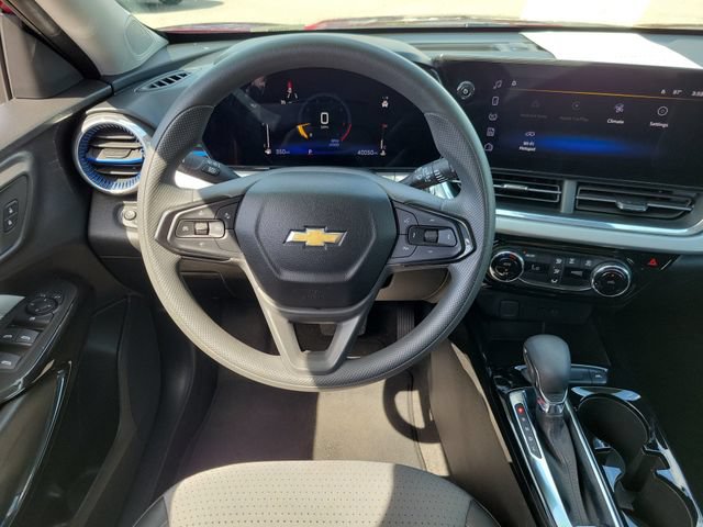 Used 2025 Chevrolet Trax LT FWD image 16