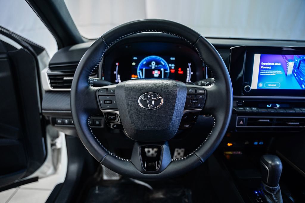 Used 2025 Toyota Camry SE image 28