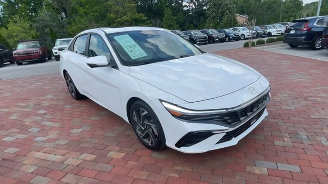 Used 2024 Hyundai Elantra Limited FWD image 3