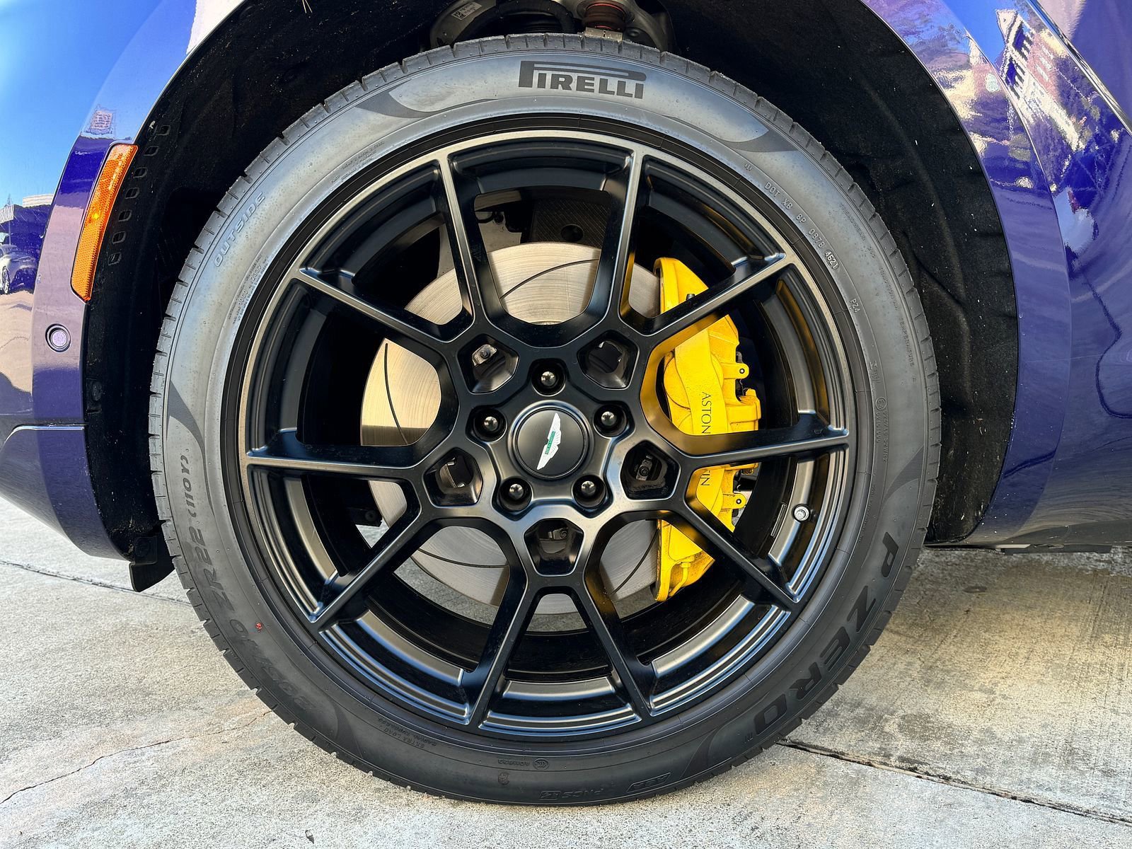 Used 2022 Aston Martin DBX Base image 4