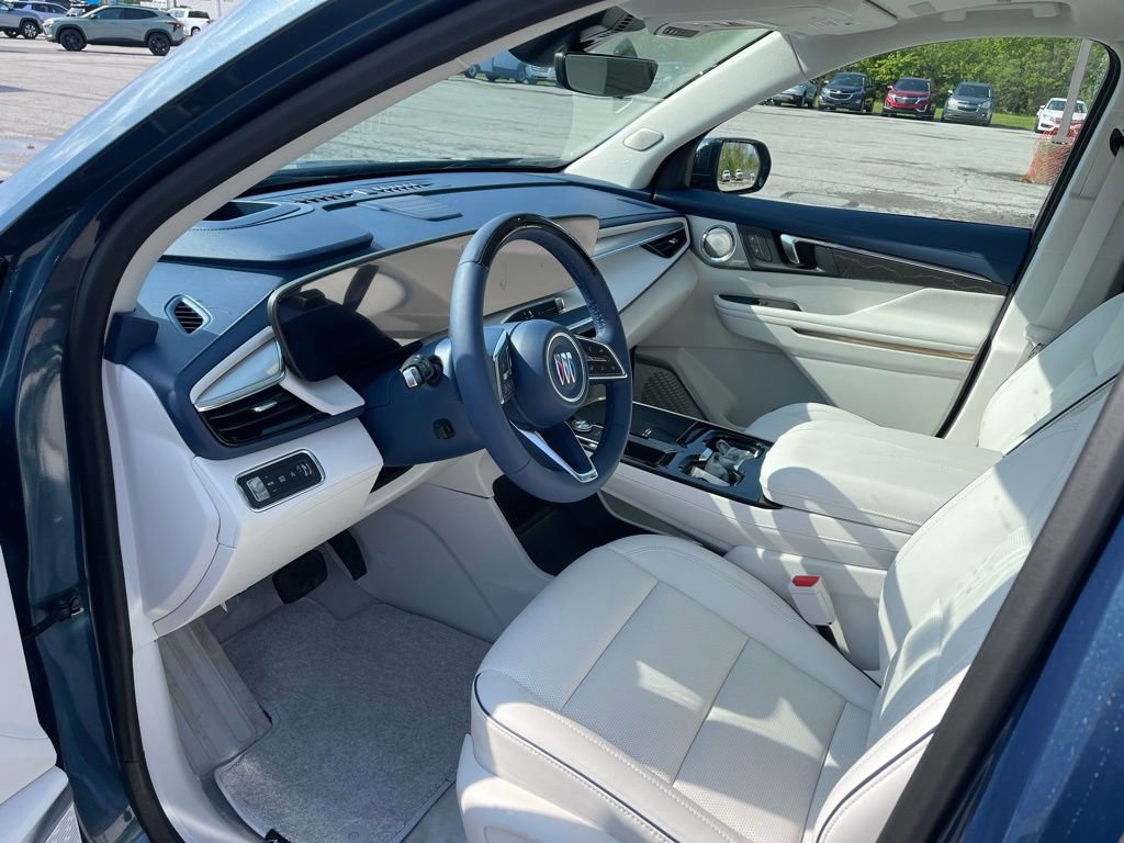 Used 2025 Buick Enclave Avenir FWD image 13
