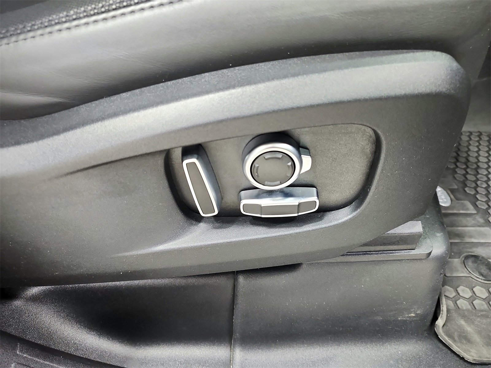 Used 2024 Land Rover Defender 130 Outbound image 41