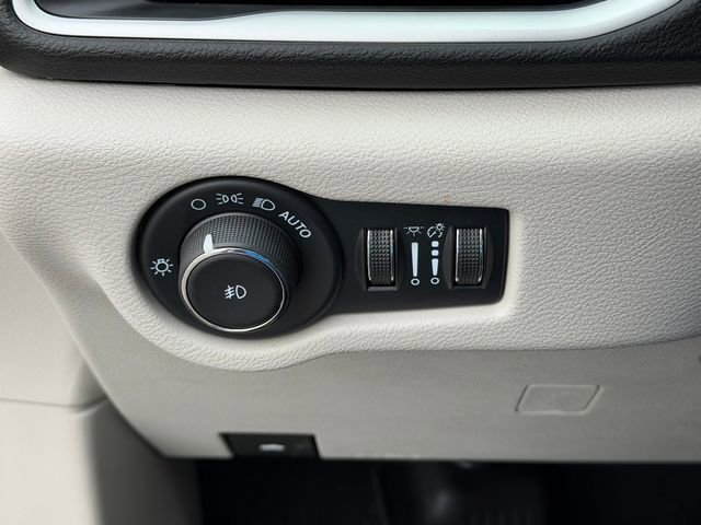 Used 2024 Chrysler Pacifica Touring-L image 12