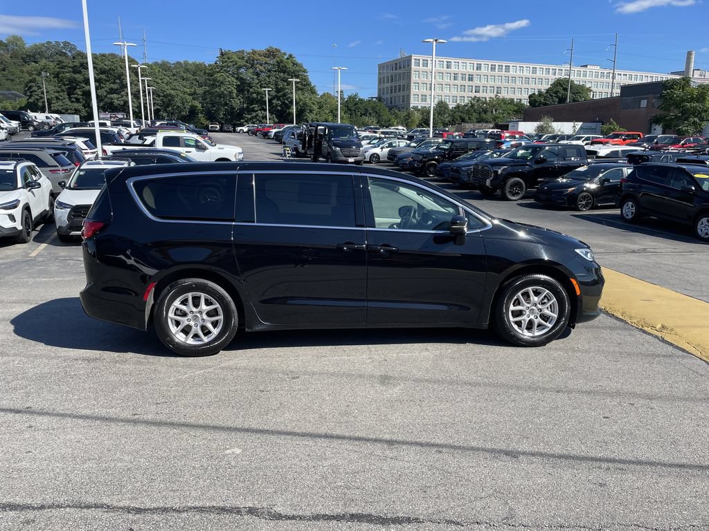 Used 2024 Chrysler Pacifica Touring-L FWD image 7