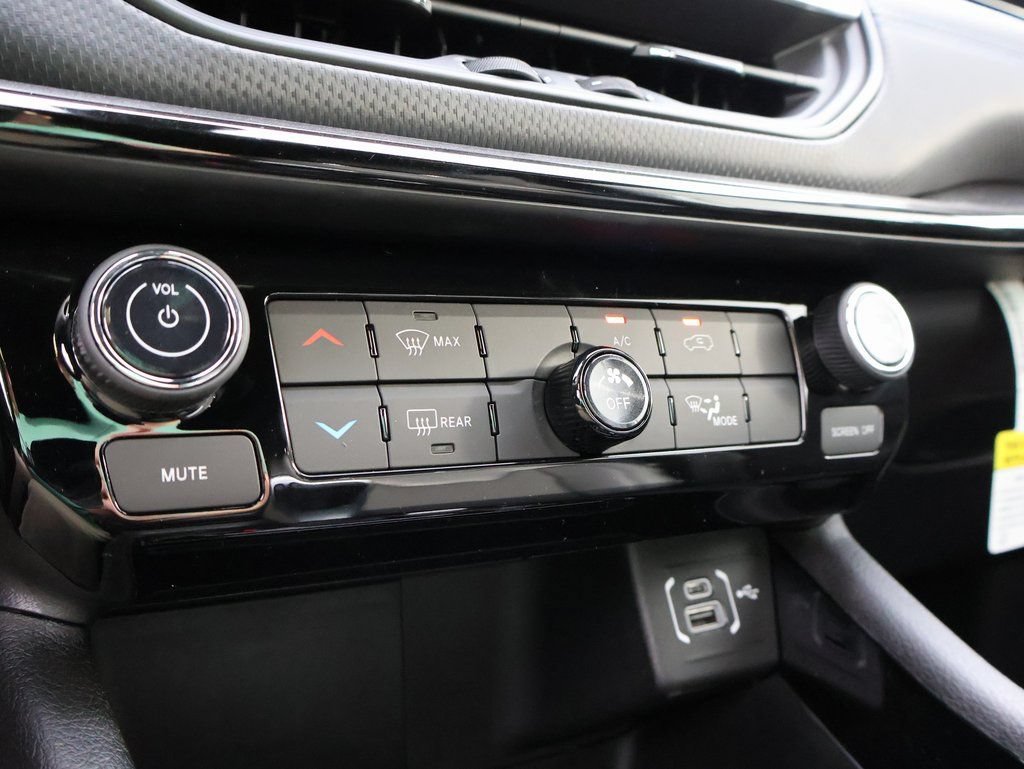New 2026 Jeep Compass Latitude AWD/4WD image 36