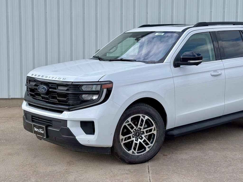 Certified 2025 Ford Expedition Active AWD/4WD image 2