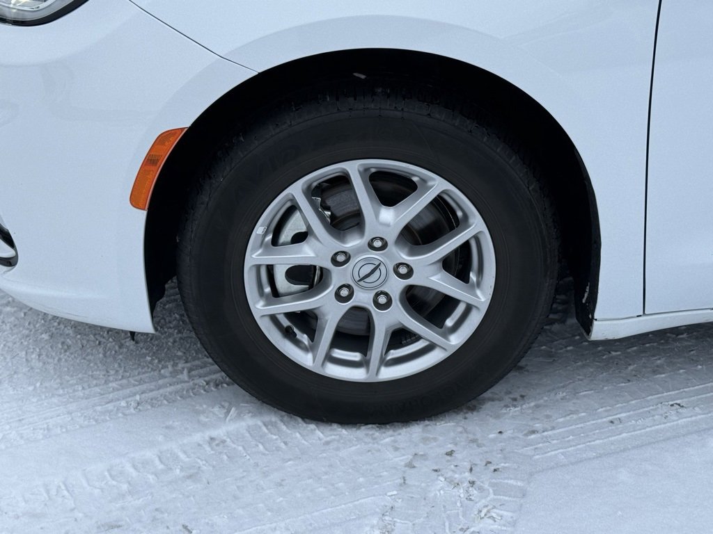 Used 2024 Chrysler Pacifica Touring-L image 12