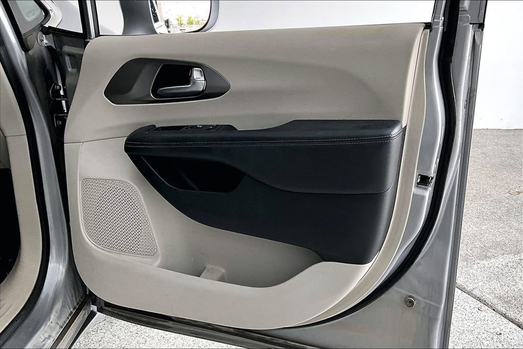 Used 2018 Chrysler Pacifica Limited image 22