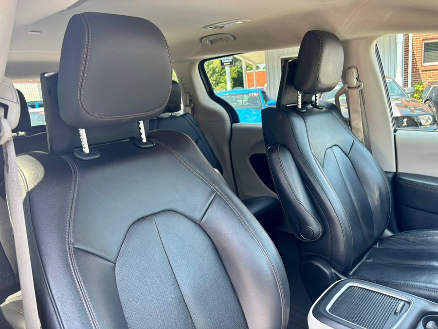Used 2020 Chrysler Pacifica Touring-L Plus FWD image 21