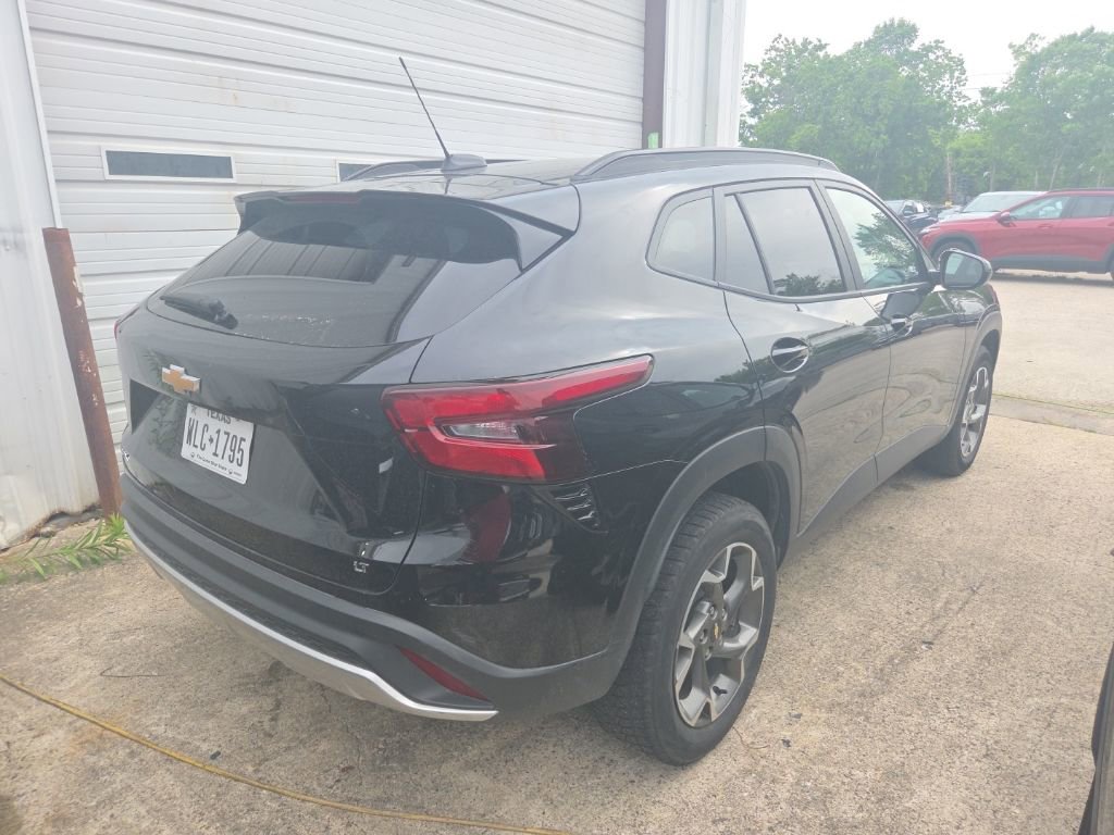 Used 2025 Chevrolet Trax LT w/ LT Convenience Package FWD image 9