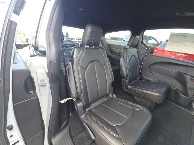 New 2026 Chrysler Pacifica Select w/ S Appearance Package FWD image 15