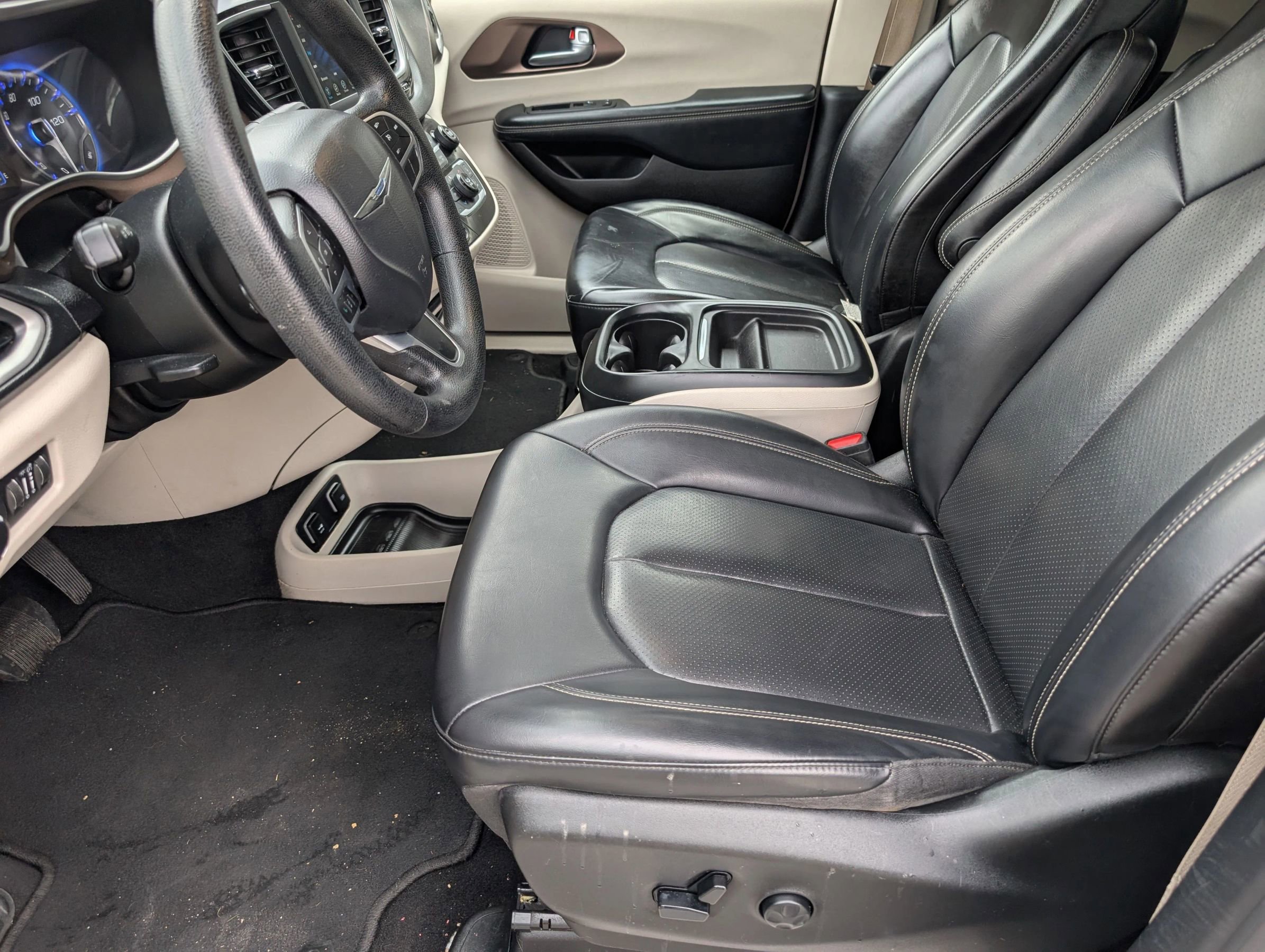 Used 2020 Chrysler Voyager Lxi image 23