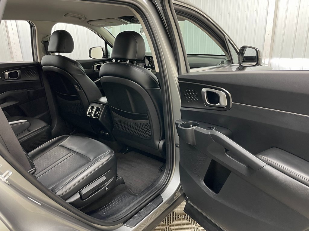 Used 2021 Kia Sorento S image 41