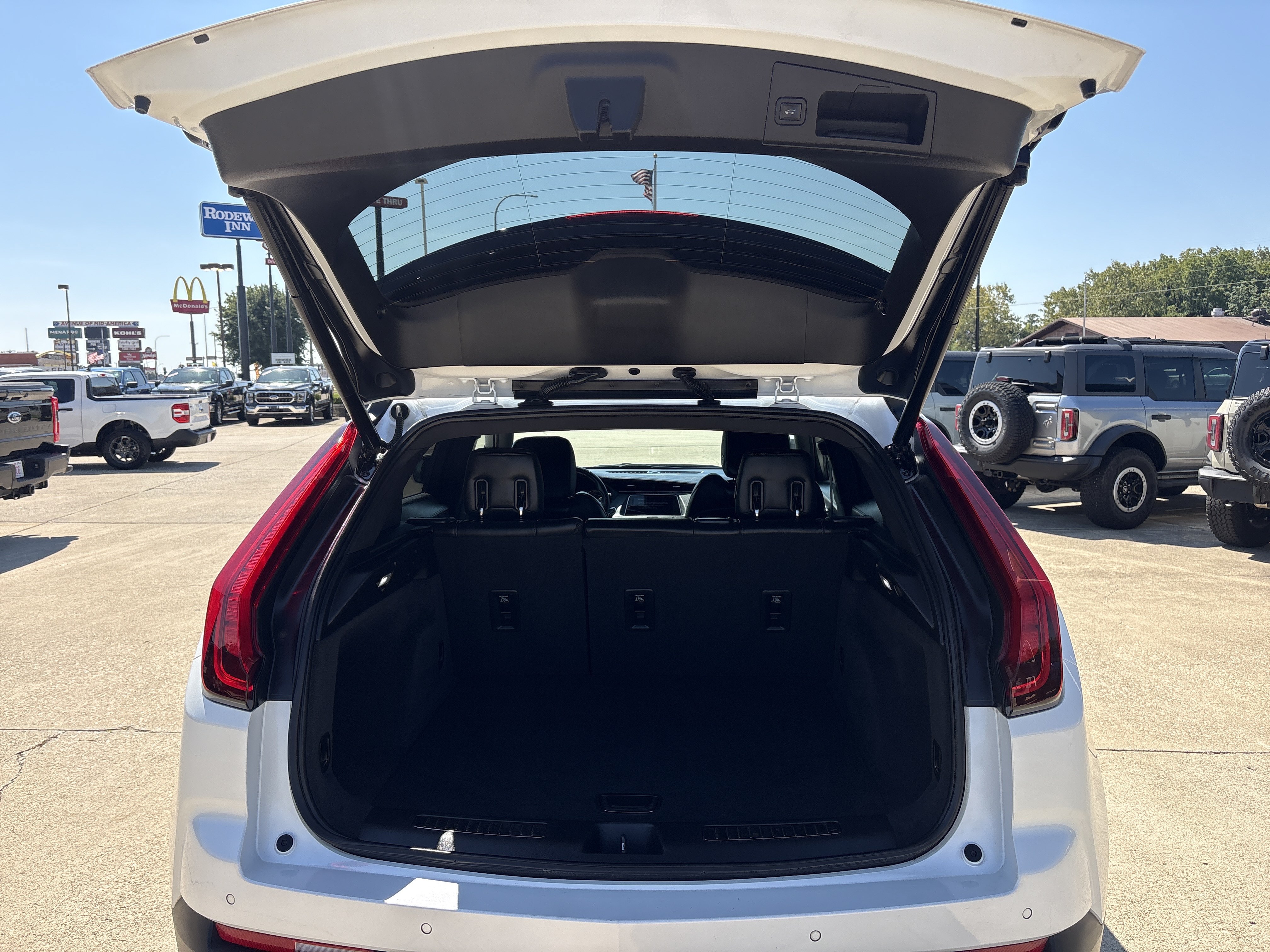 Used 2019 Cadillac XT4 Premium Luxury w/ Driver Assist Package FWD image 6
