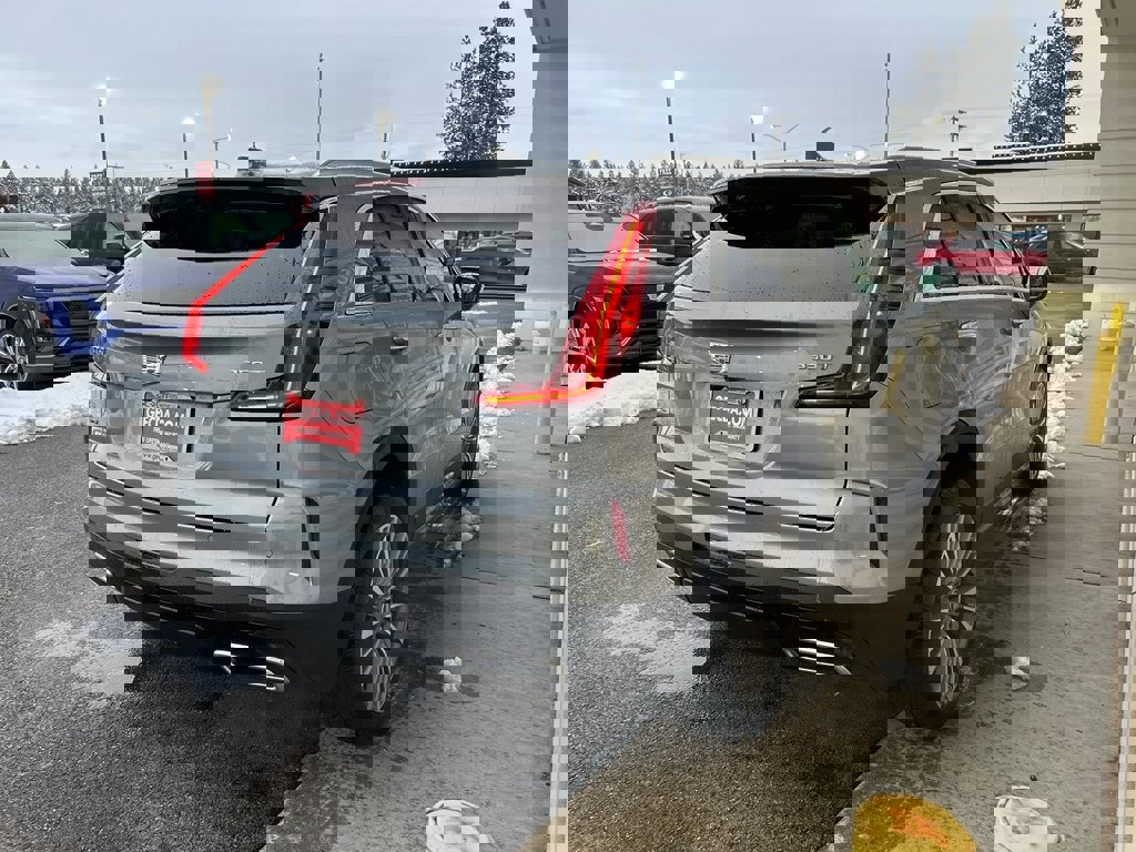 Used 2024 Cadillac XT4 Premium Luxury image 4