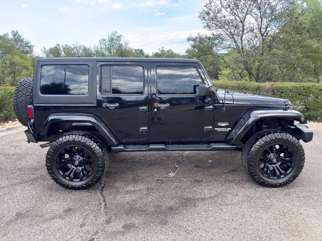 Used 2013 Jeep Wrangler Unlimited Sahara w/ Dual Top Group AWD/4WD image 9