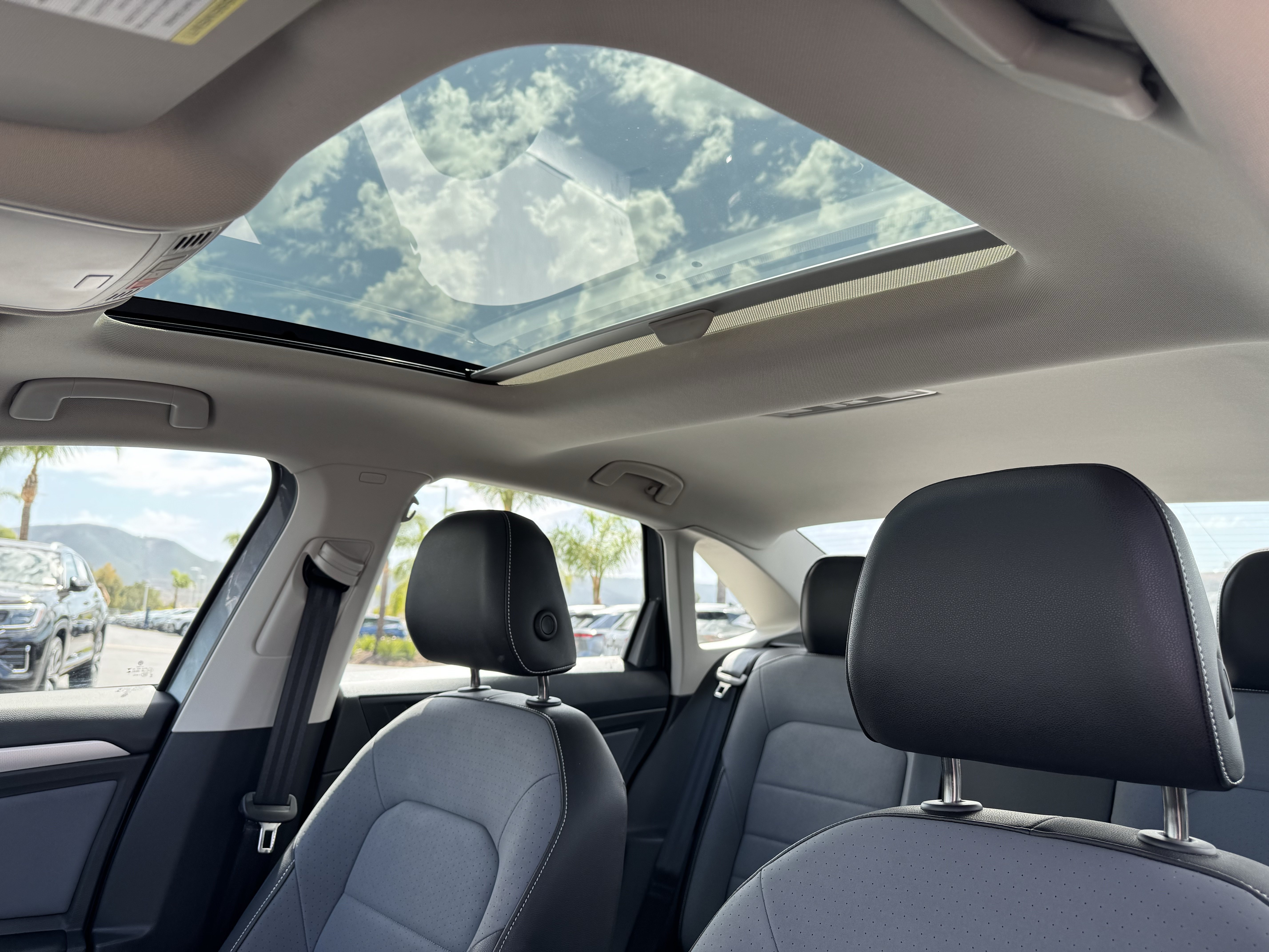 Used 2025 Volkswagen Jetta SE w/ Sunroof Package FWD image 32