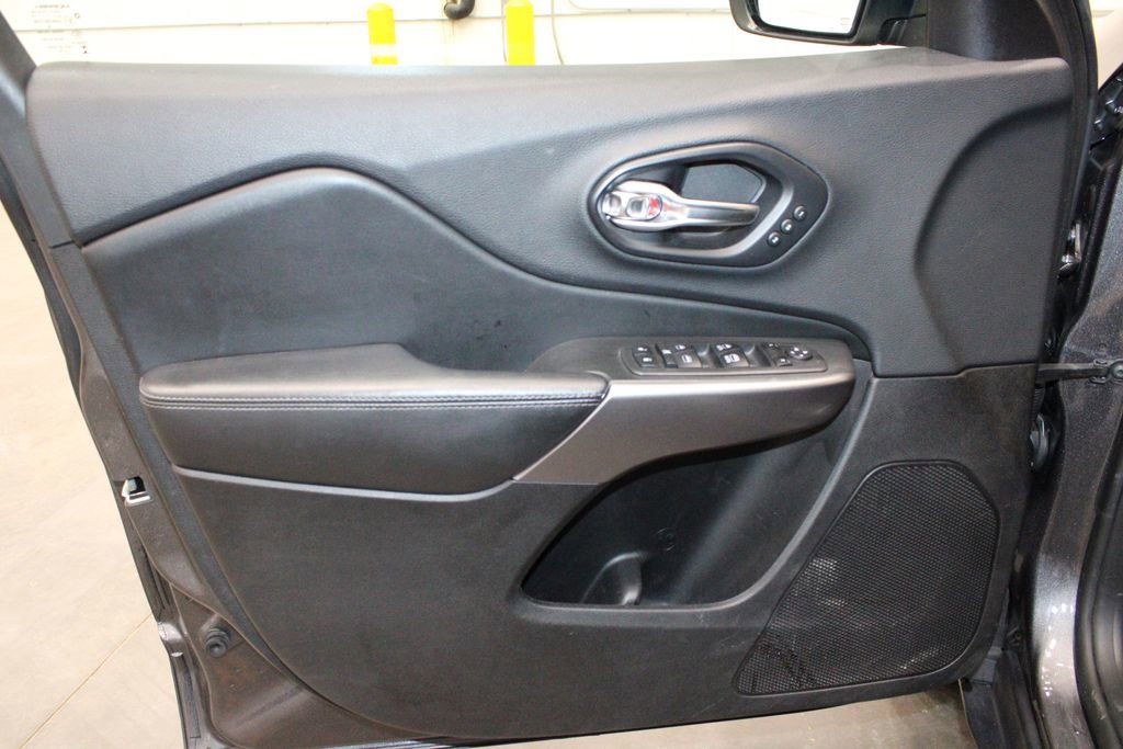 Used 2019 Jeep Cherokee Limited image 16