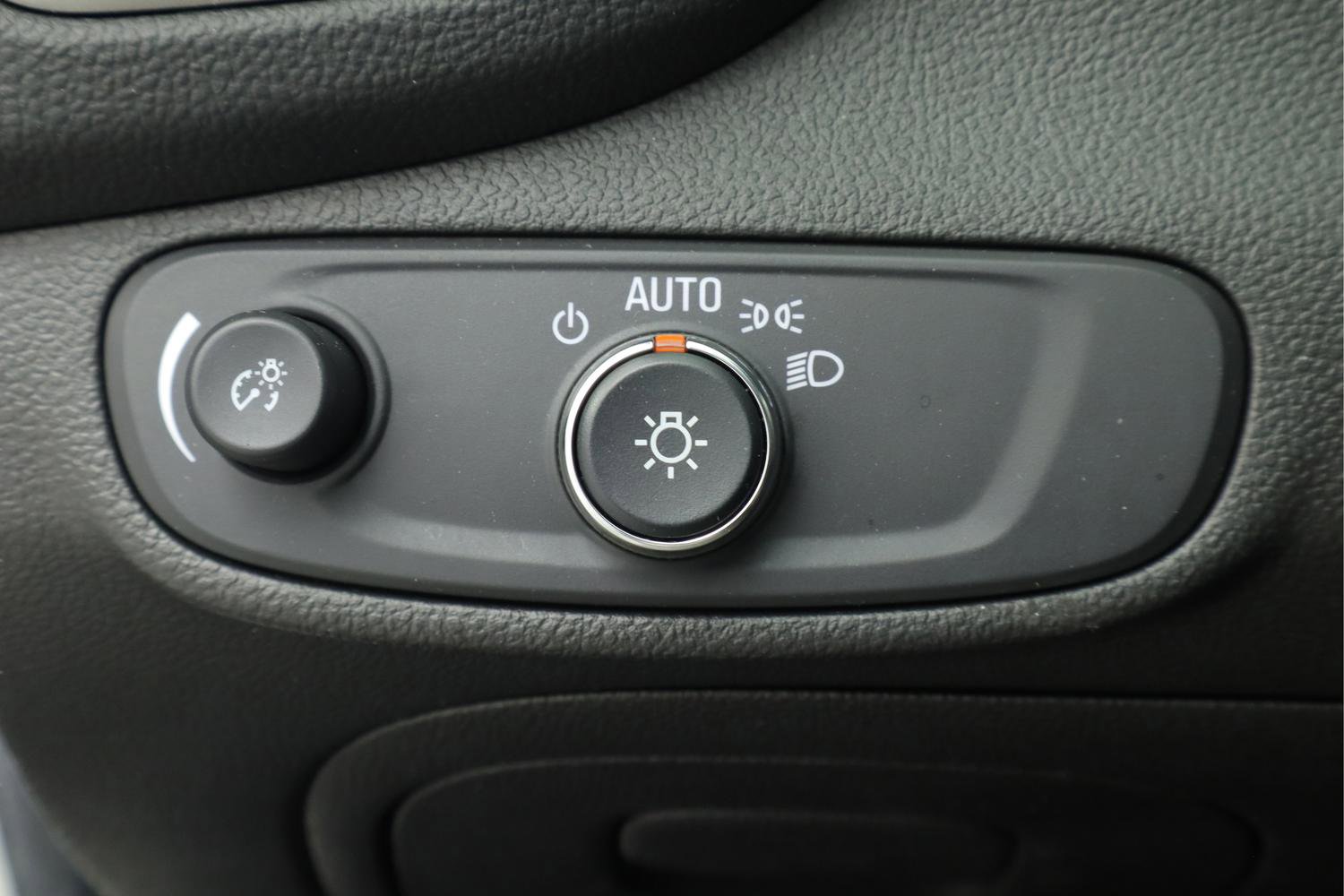 Used 2019 Chevrolet Trax LT w/ LT Convenience Package image 17