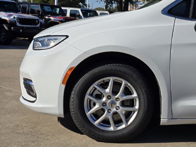 Used 2024 Chrysler Pacifica Touring-L FWD image 9