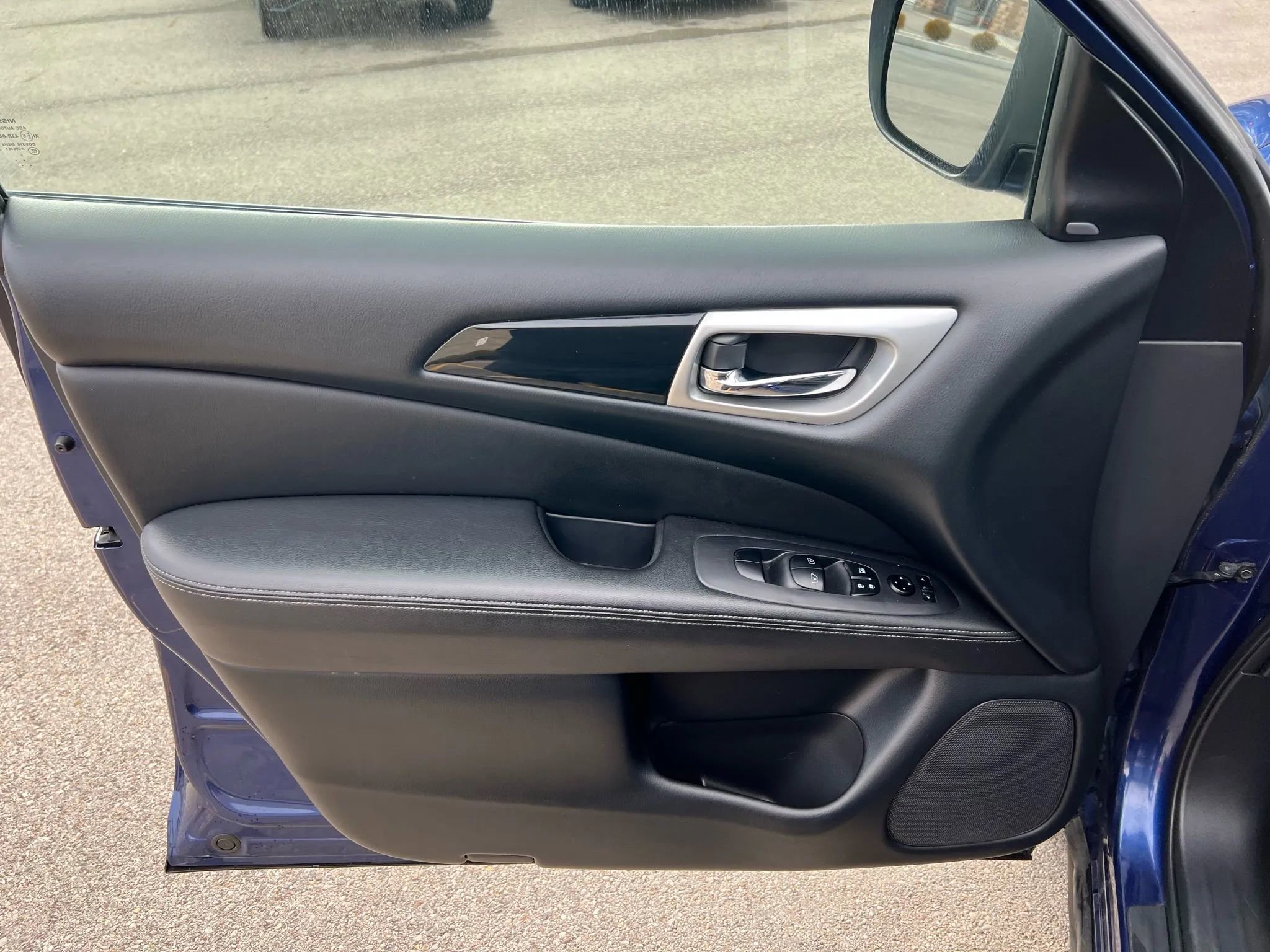 Used 2019 Nissan Pathfinder SV image 17