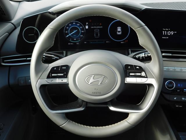 Used 2025 Hyundai Elantra SEL image 21