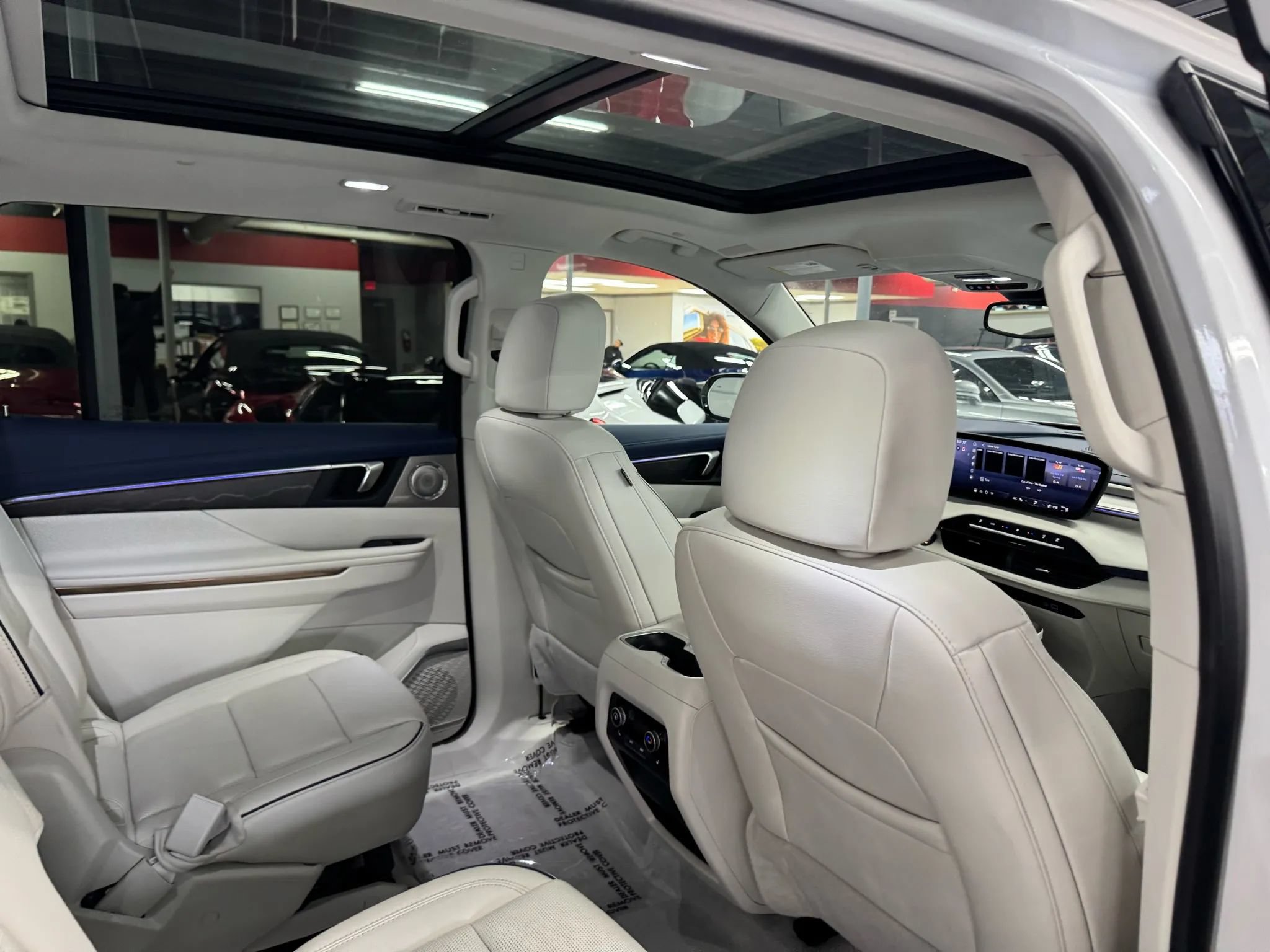 Used 2025 Buick Enclave Avenir w/ LPO, Floor Liner Package FWD image 31