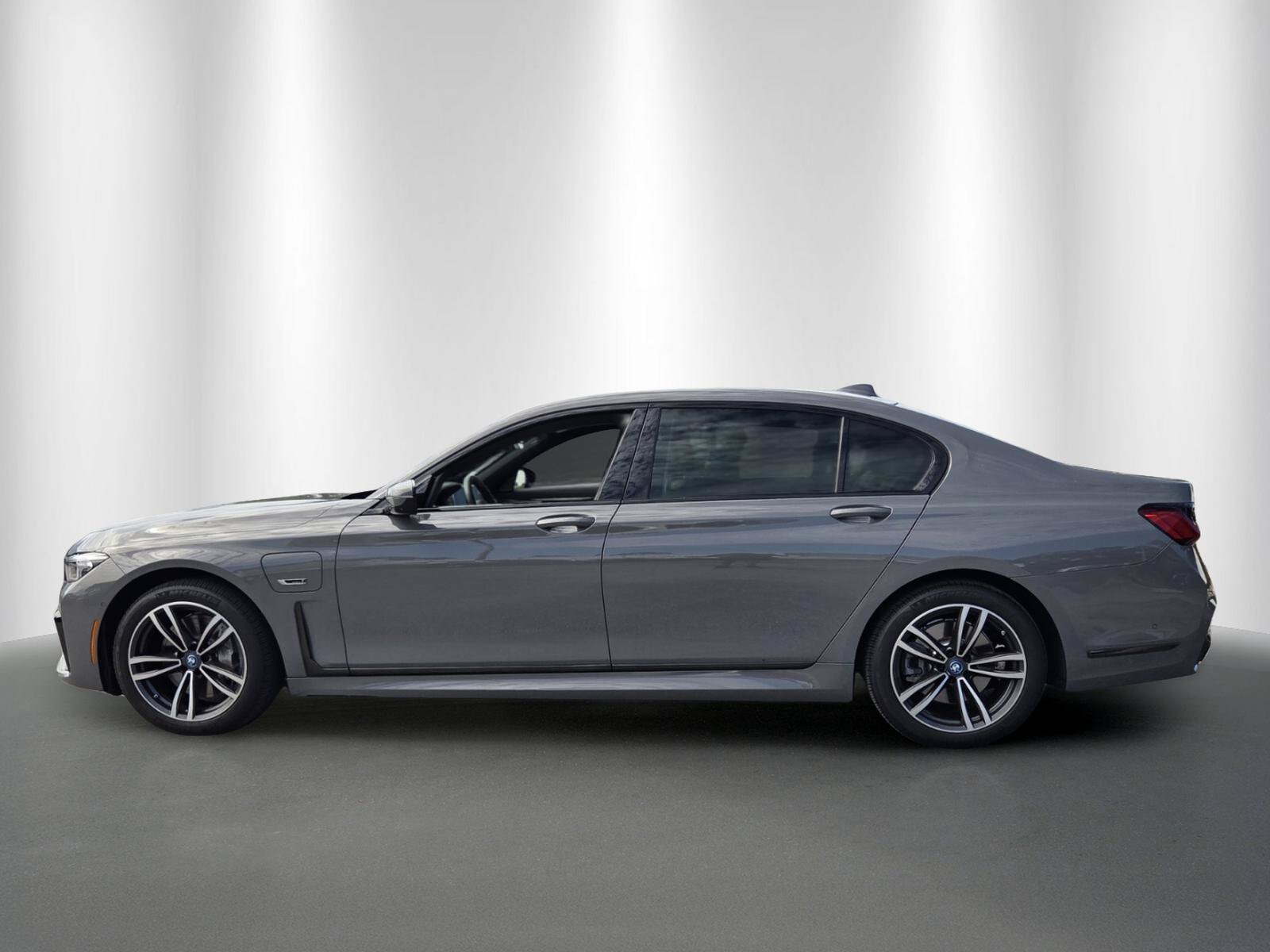Used 2022 BMW 745e xDrive w/ M Sport Package AWD/4WD image 4