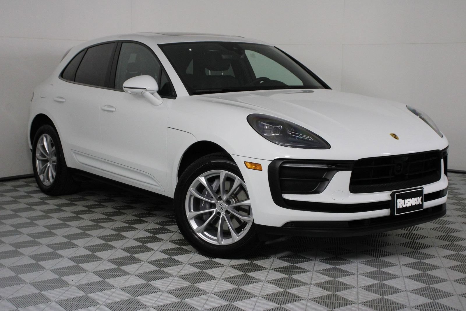 Certified 2026 Porsche Macan AWD/4WD image 9