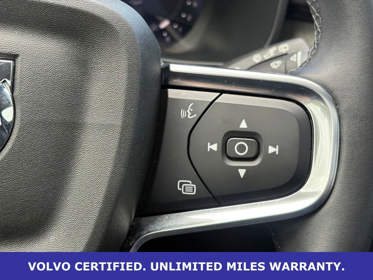 Certified 2025 Volvo XC40 B5 Plus AWD/4WD image 18