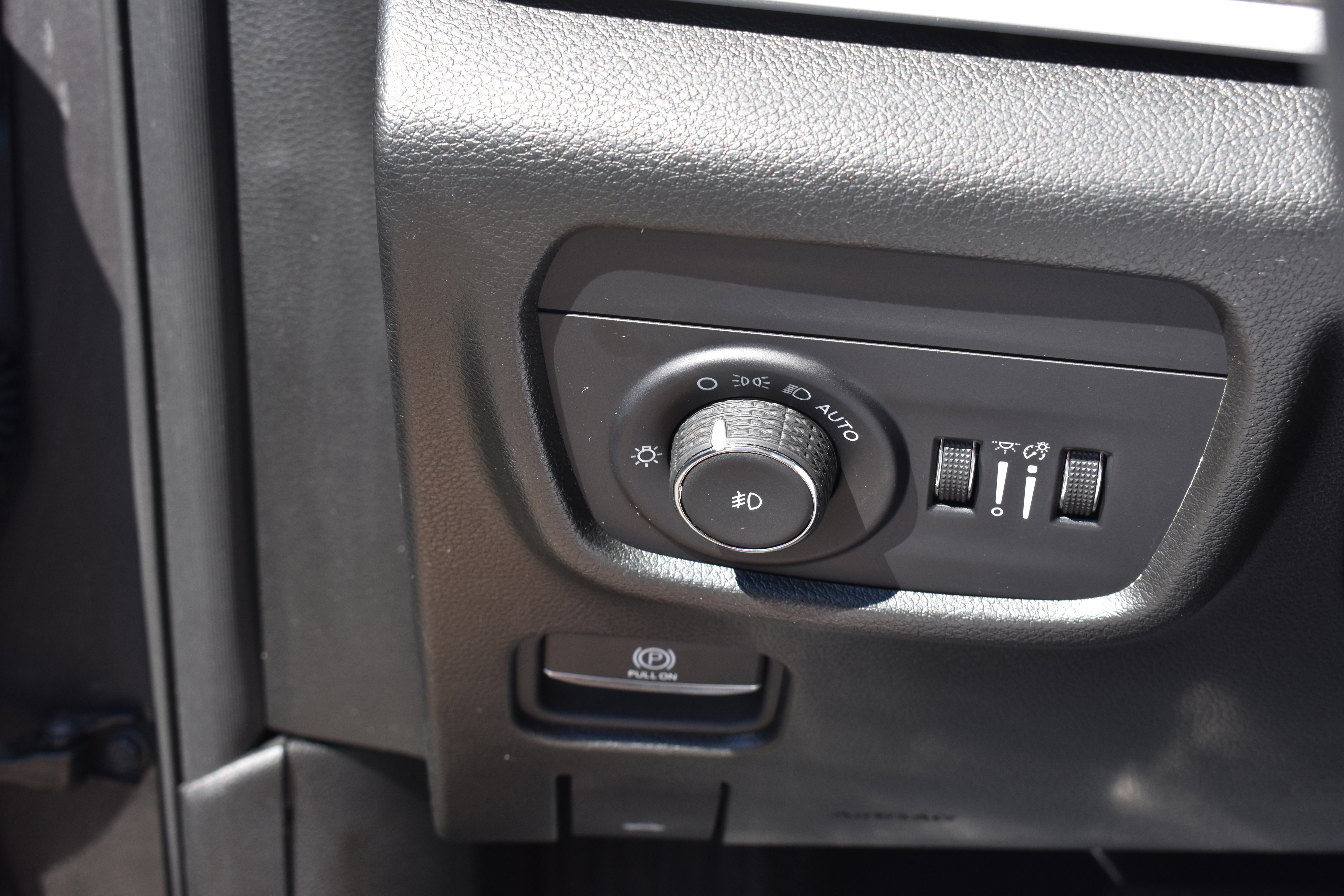 Used 2024 Jeep Grand Cherokee L Limited w/ Luxury Tech Group II image 16