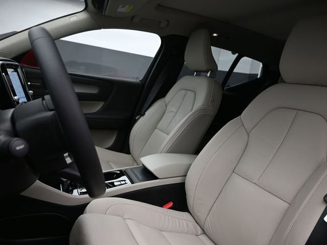 Used 2023 Volvo XC40 B5 Ultimate w/ Climate Package image 9